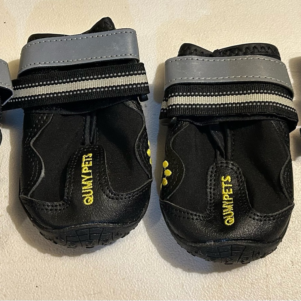 Qumy pets Black Dog Boots with Reflective Straps